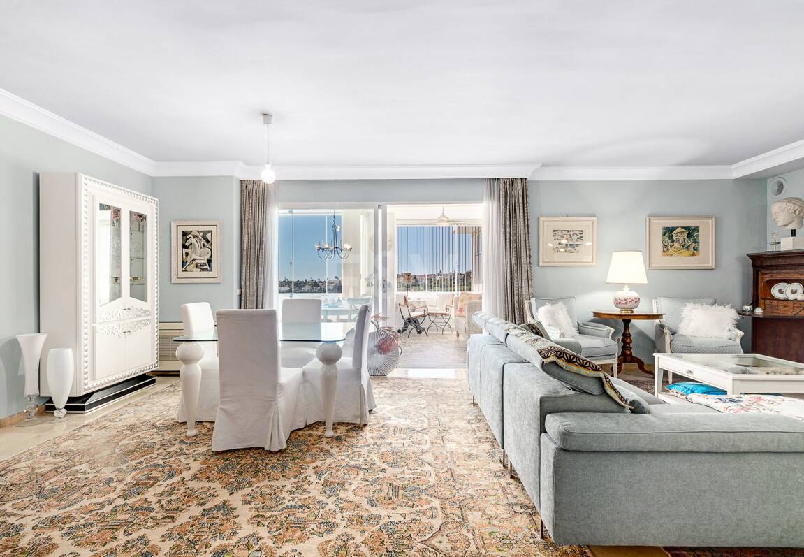 Guadalmina Frontline Golf rymlig lägenhet med havsutsikt.