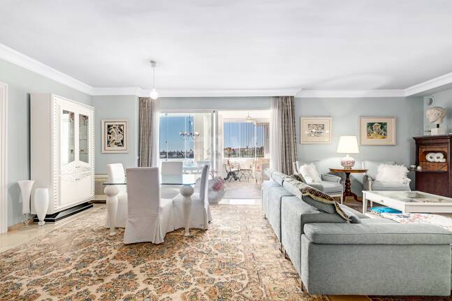 Guadalmina Frontline Golf rymlig lägenhet med havsutsikt.