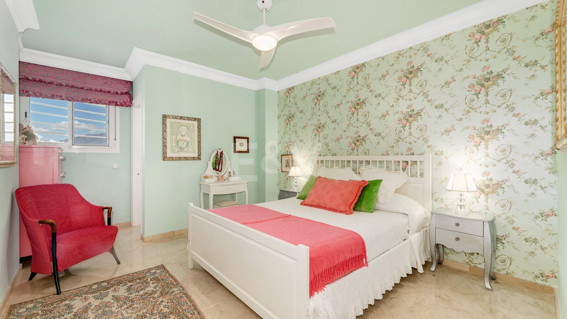 Guadalmina Frontline Golf rymlig lägenhet med havsutsikt.