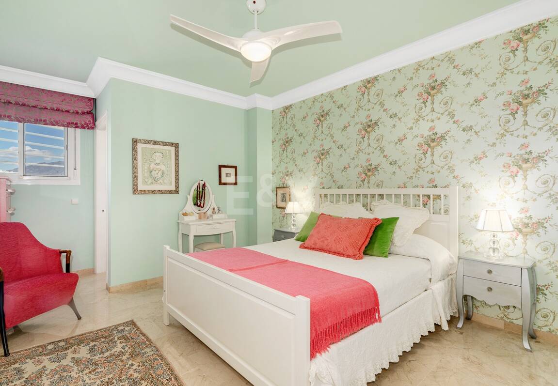 Guadalmina Frontline Golf rymlig lägenhet med havsutsikt.