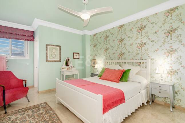 Guadalmina Frontline Golf rymlig lägenhet med havsutsikt.