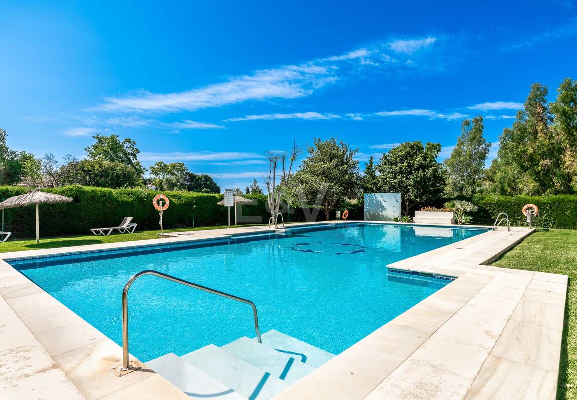 Guadalmina Frontline Golf rymlig lägenhet med havsutsikt.