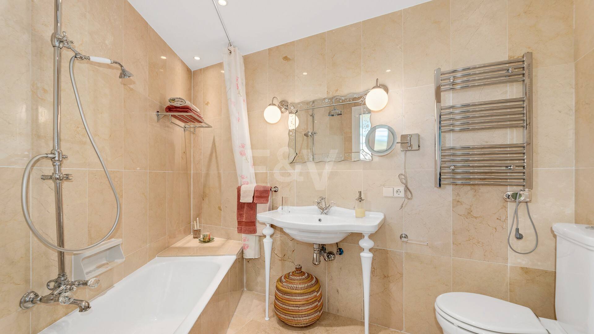 Guadalmina Frontline Golf rymlig lägenhet med havsutsikt.