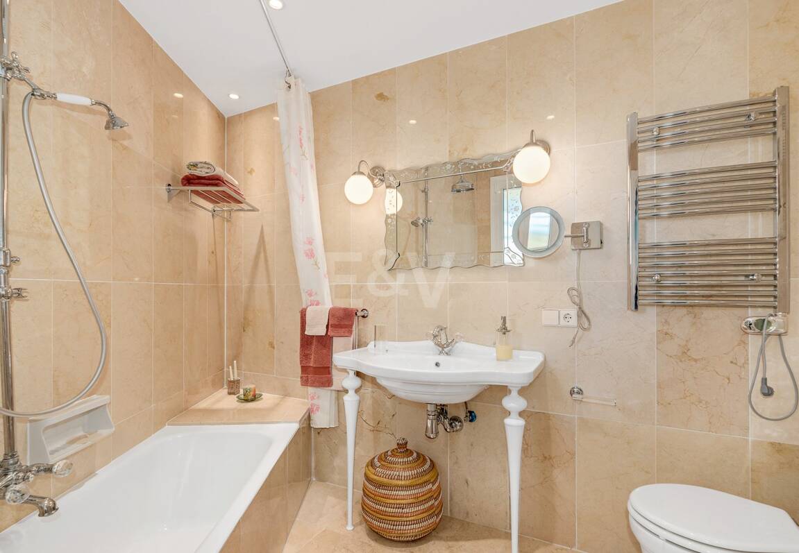 Guadalmina Frontline Golf rymlig lägenhet med havsutsikt.