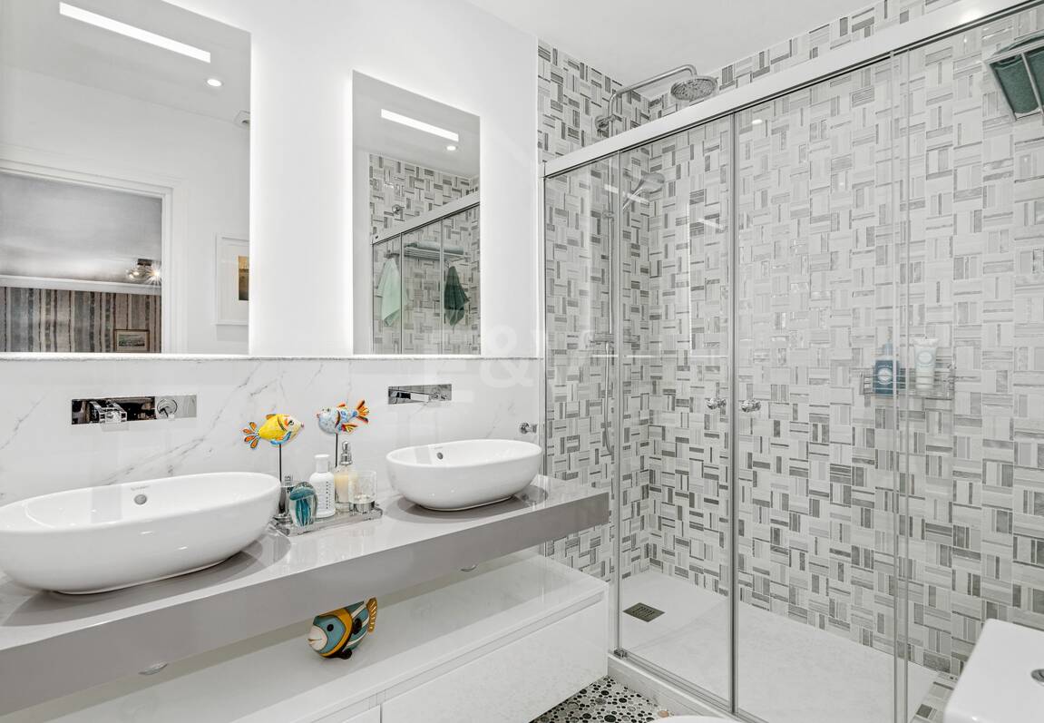 Guadalmina Frontline Golf rymlig lägenhet med havsutsikt.