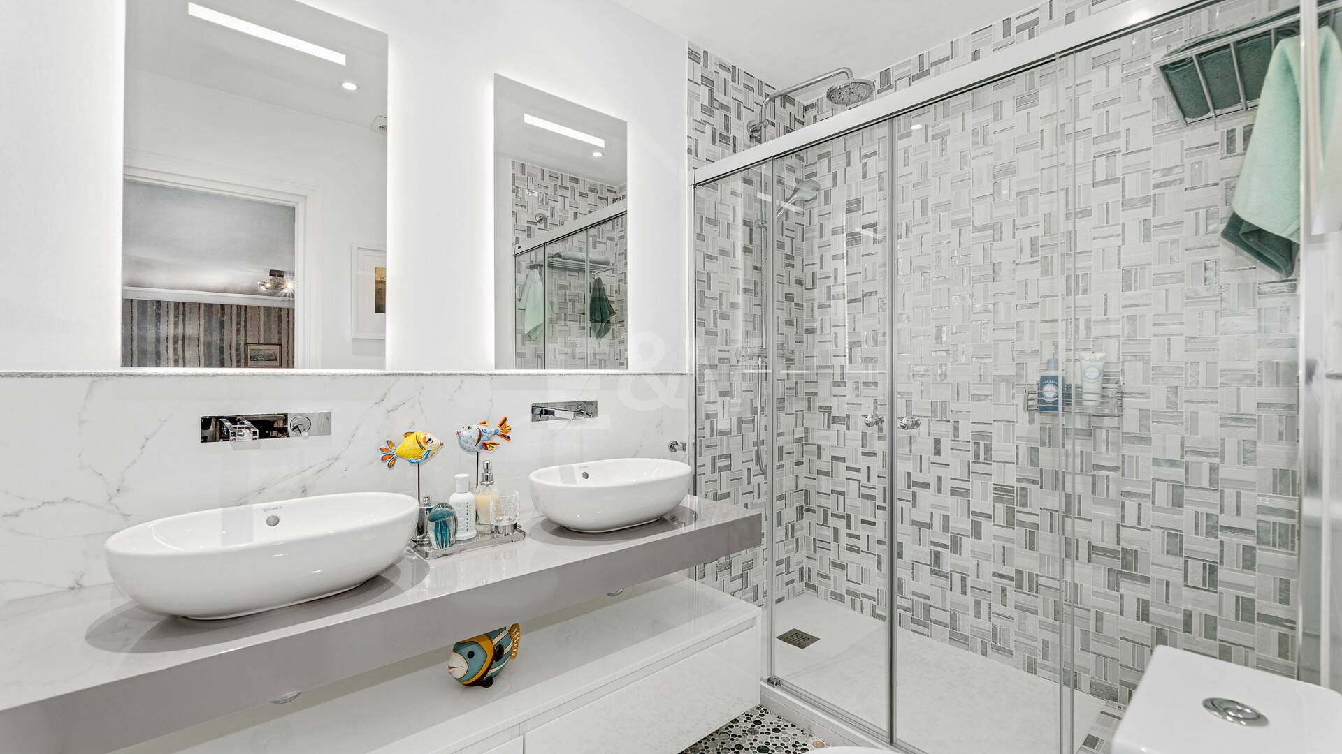 Guadalmina Frontline Golf Appartement spacieux avec vue sur la mer.