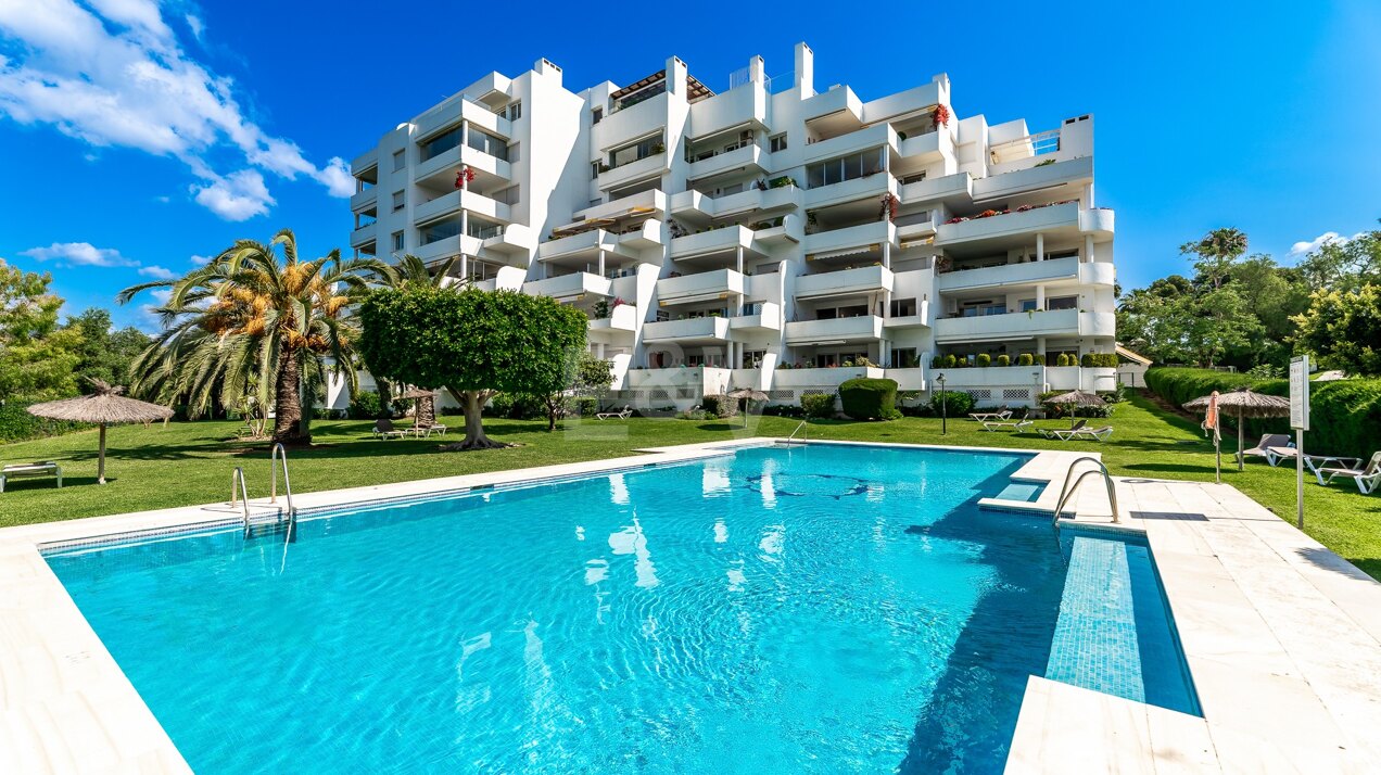 Maravilloso apartamento amplio en primera línea de golf en Guadalmina con vistas al mar.