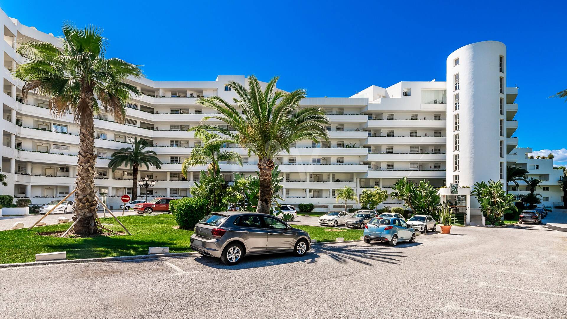 Guadalmina Frontline Golf Appartement spacieux avec vue sur la mer.