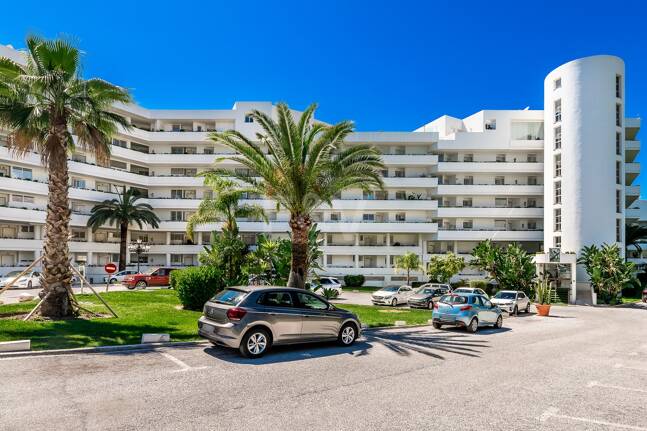 Guadalmina Frontline Golf rymlig lägenhet med havsutsikt.