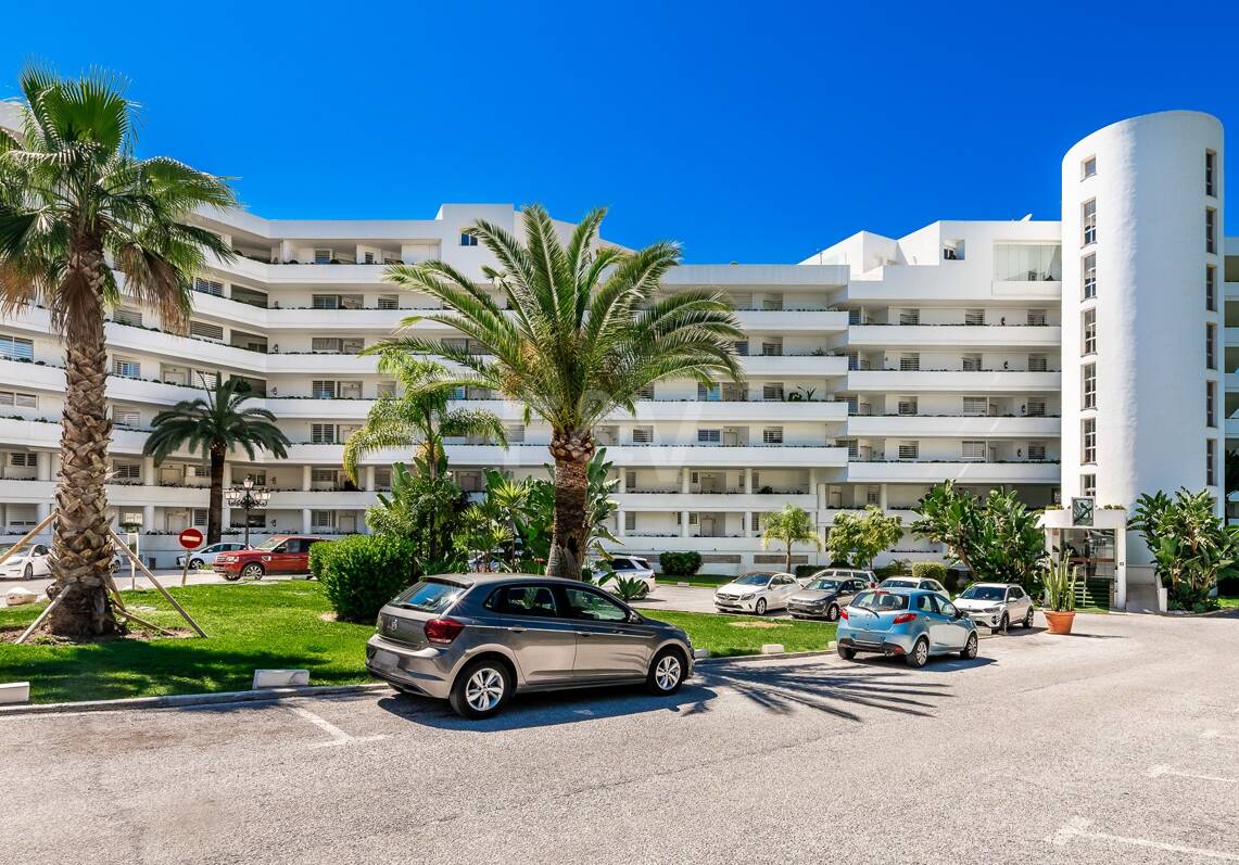 Guadalmina Frontline Golf Spacious Apartment with Sea Views.