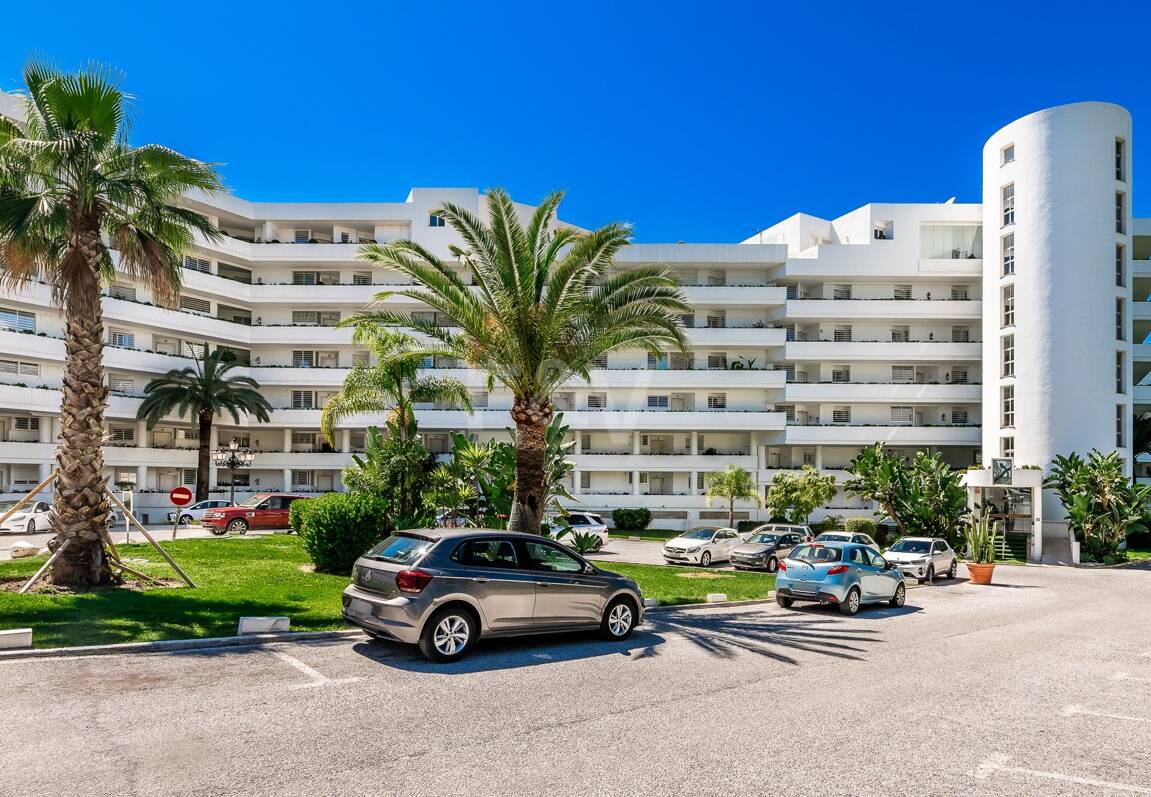 Guadalmina Frontline Golf rymlig lägenhet med havsutsikt.