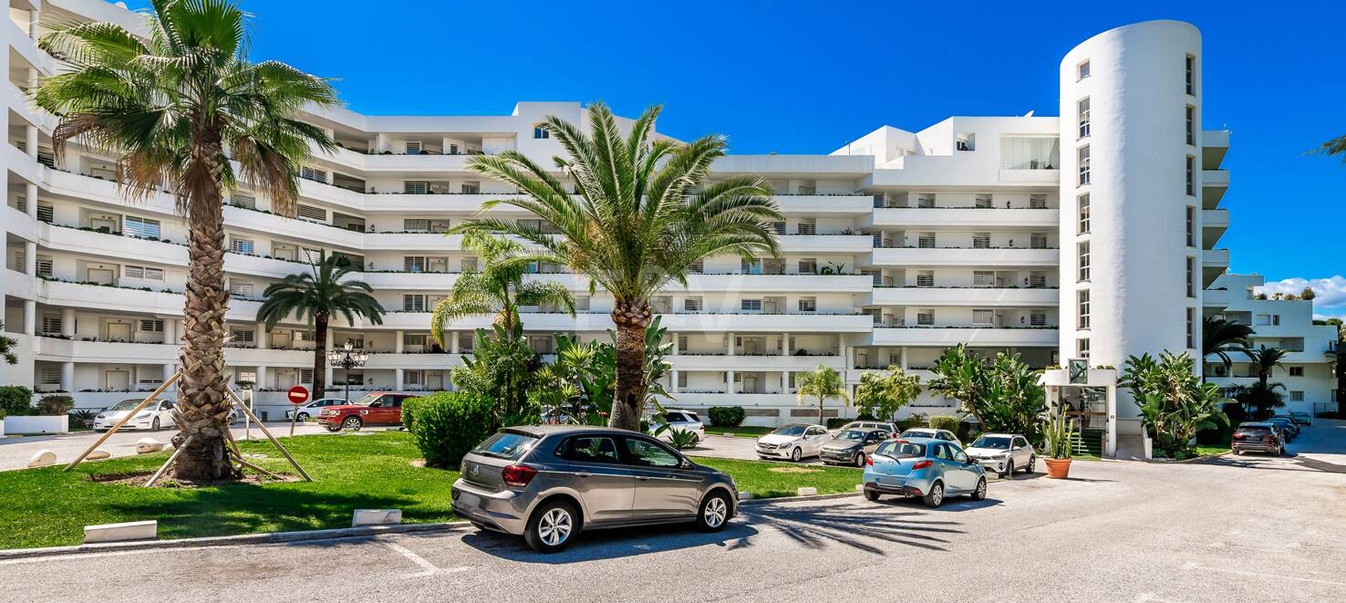 Guadalmina Frontline Golf rymlig lägenhet med havsutsikt.