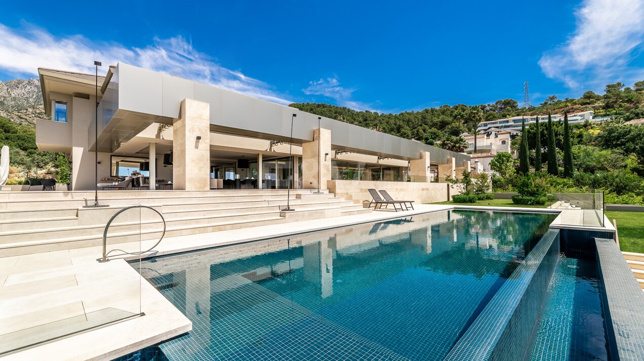 State-Of-The-Art Villa in Cascada de Camoján with Panoramic Sea Views