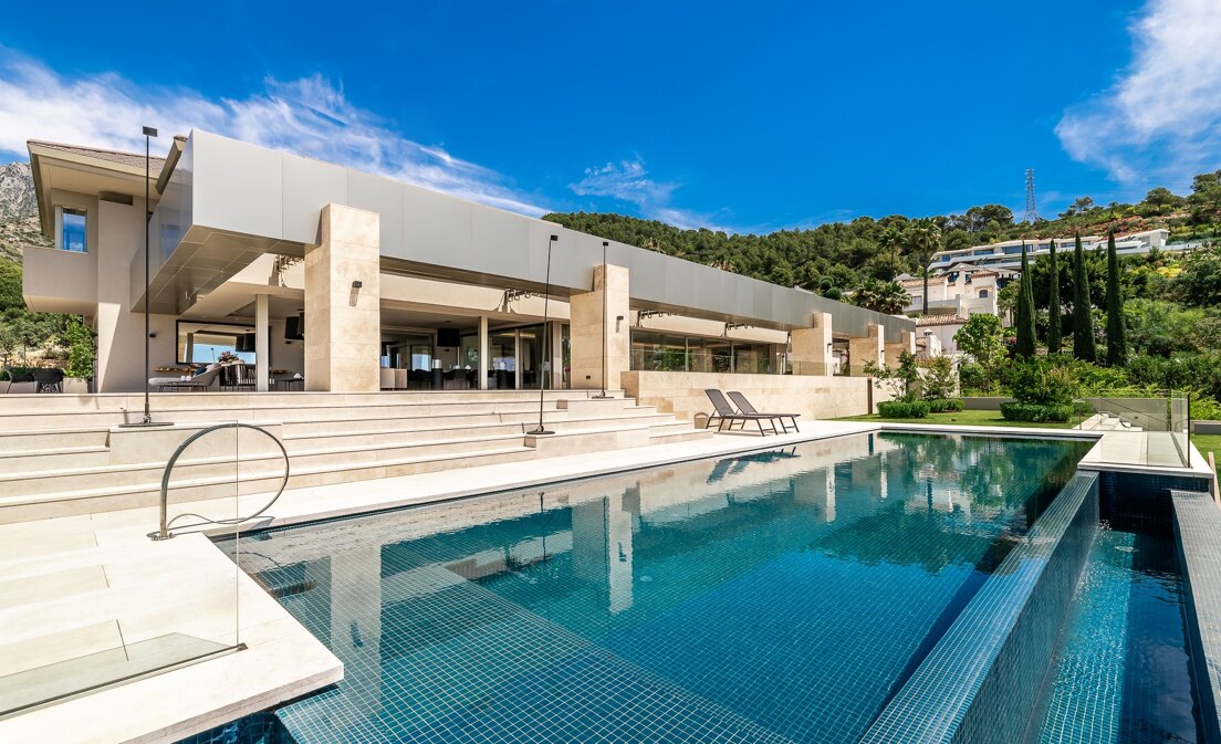 State-Of-The-Art Villa in Cascada de Camoján with Panoramic Sea Views