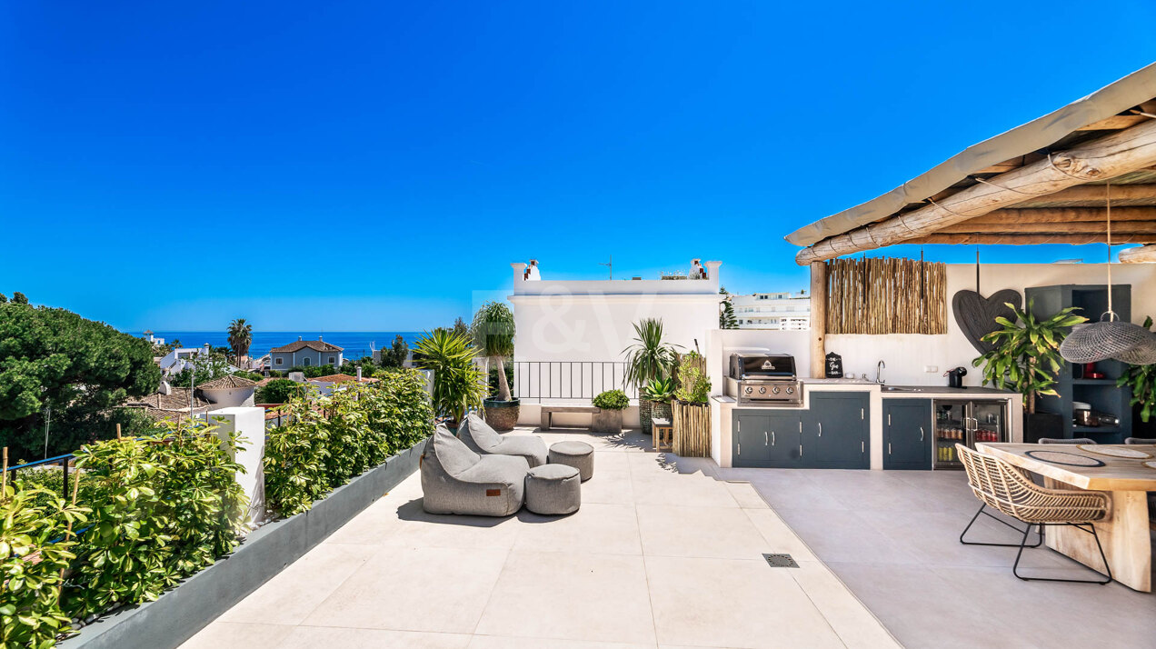 Stylish San Pedro beachfront duplex penthouse with sea views