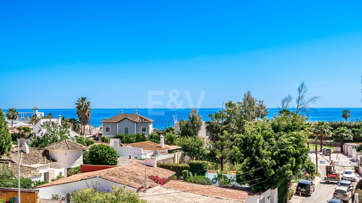 Stylish San Pedro beachfront duplex penthouse with sea views