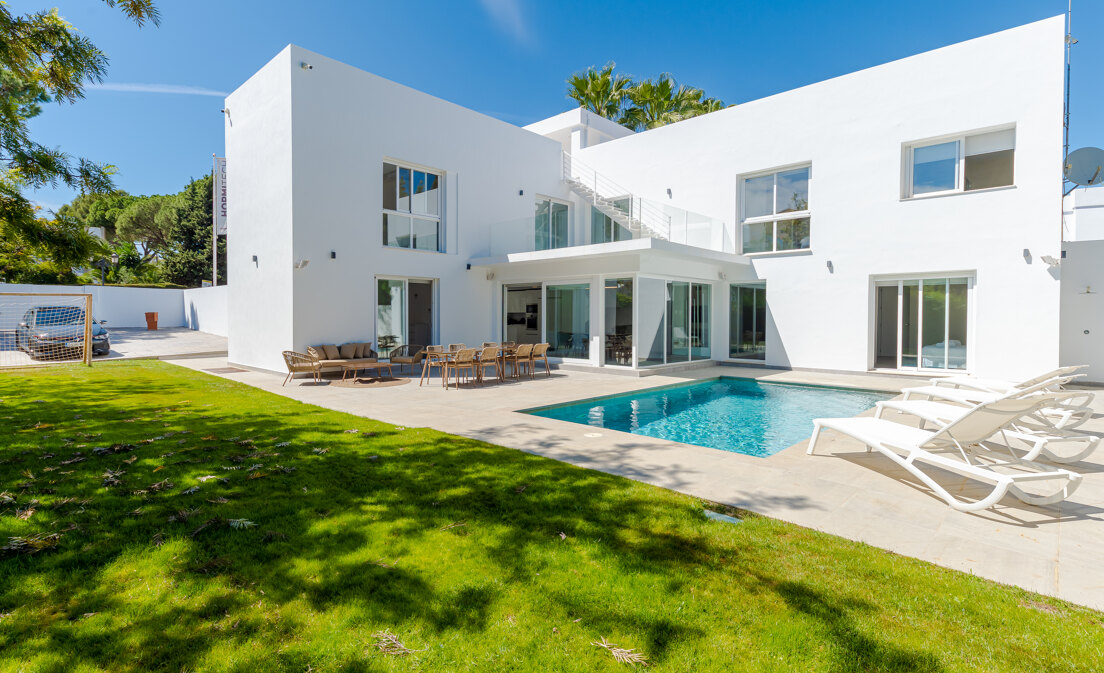 Villa moderne à Las Brisas, Nueva Andalucia entourée de terrains de golf