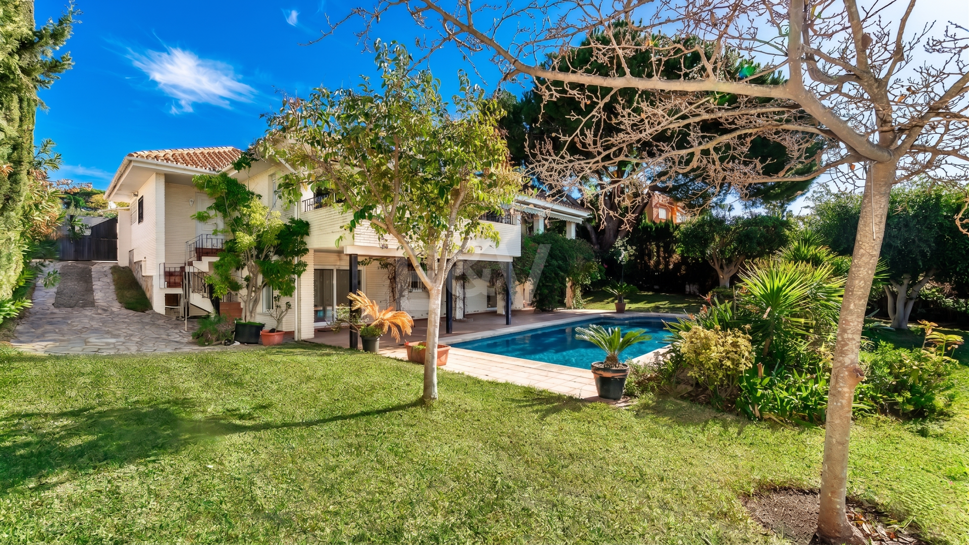 Charmig Guadalmina Traditionell familjevilla nära bekvämligheter och golf