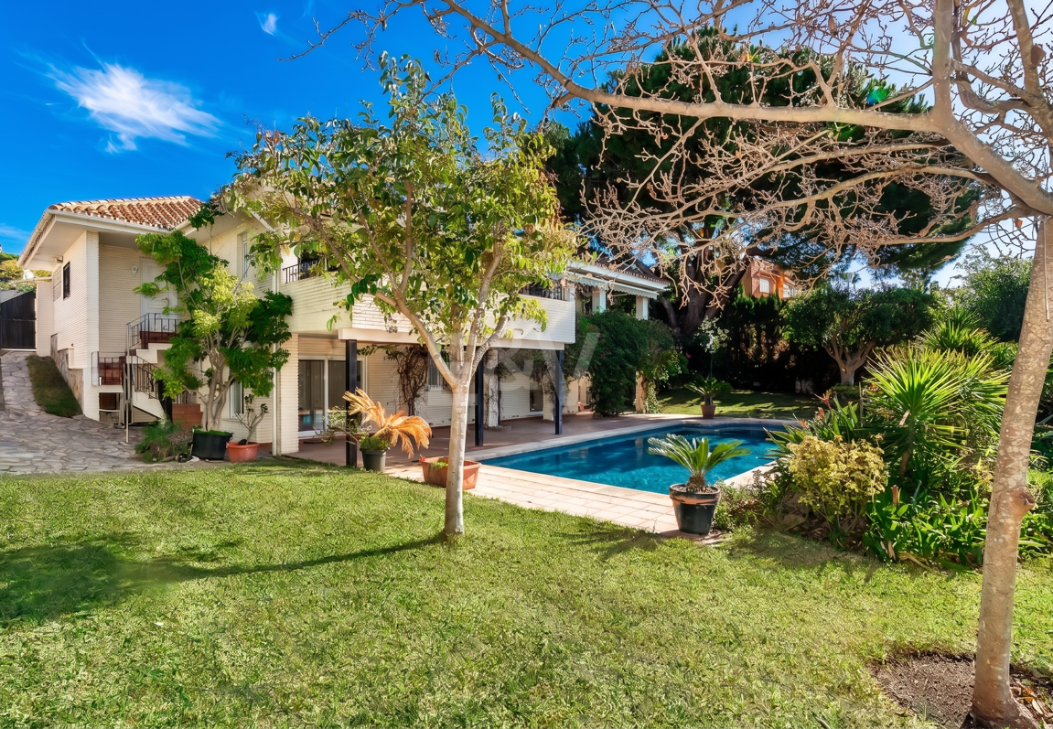 Charmig Guadalmina Traditionell familjevilla nära bekvämligheter och golf