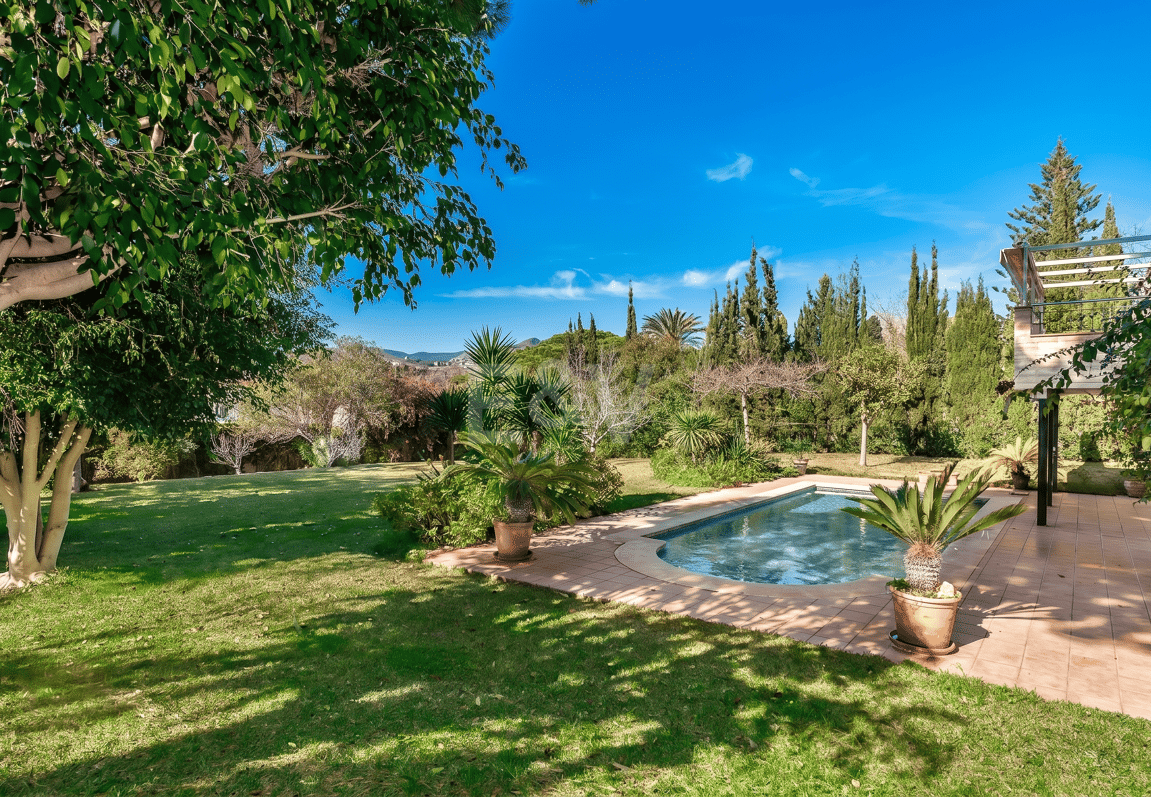 Charmig Guadalmina Traditionell familjevilla nära bekvämligheter och golf