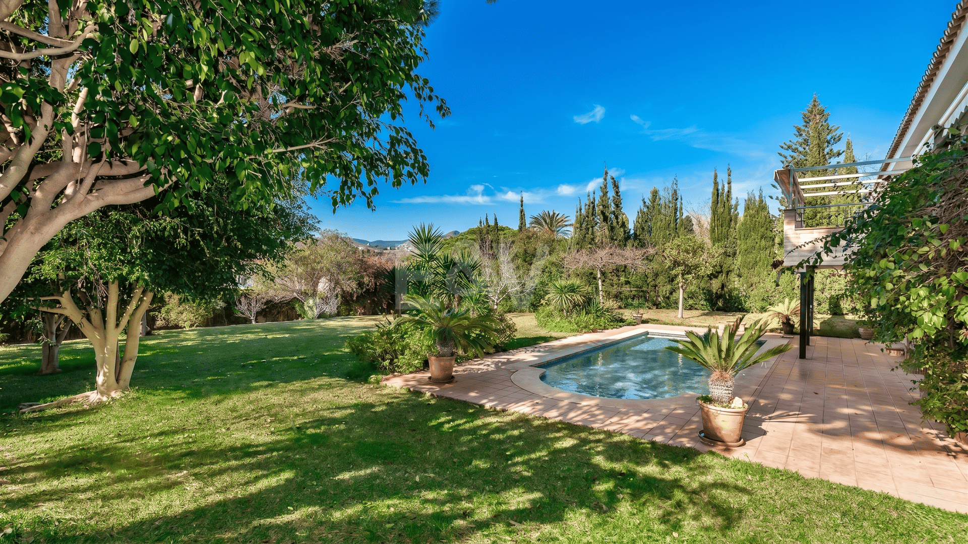 Charmig Guadalmina Traditionell familjevilla nära bekvämligheter och golf