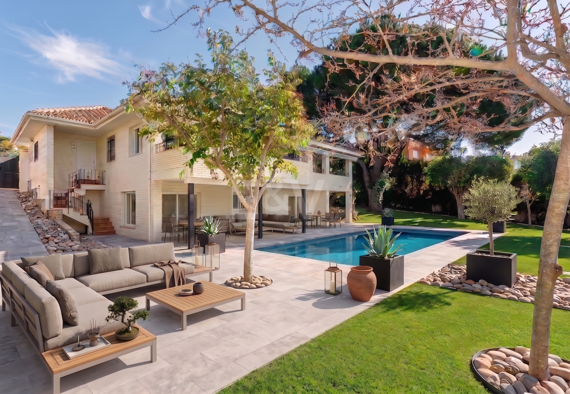 Charmig Guadalmina Traditionell familjevilla nära bekvämligheter och golf