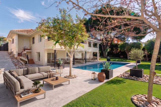 Charmig Guadalmina Traditionell familjevilla nära bekvämligheter och golf