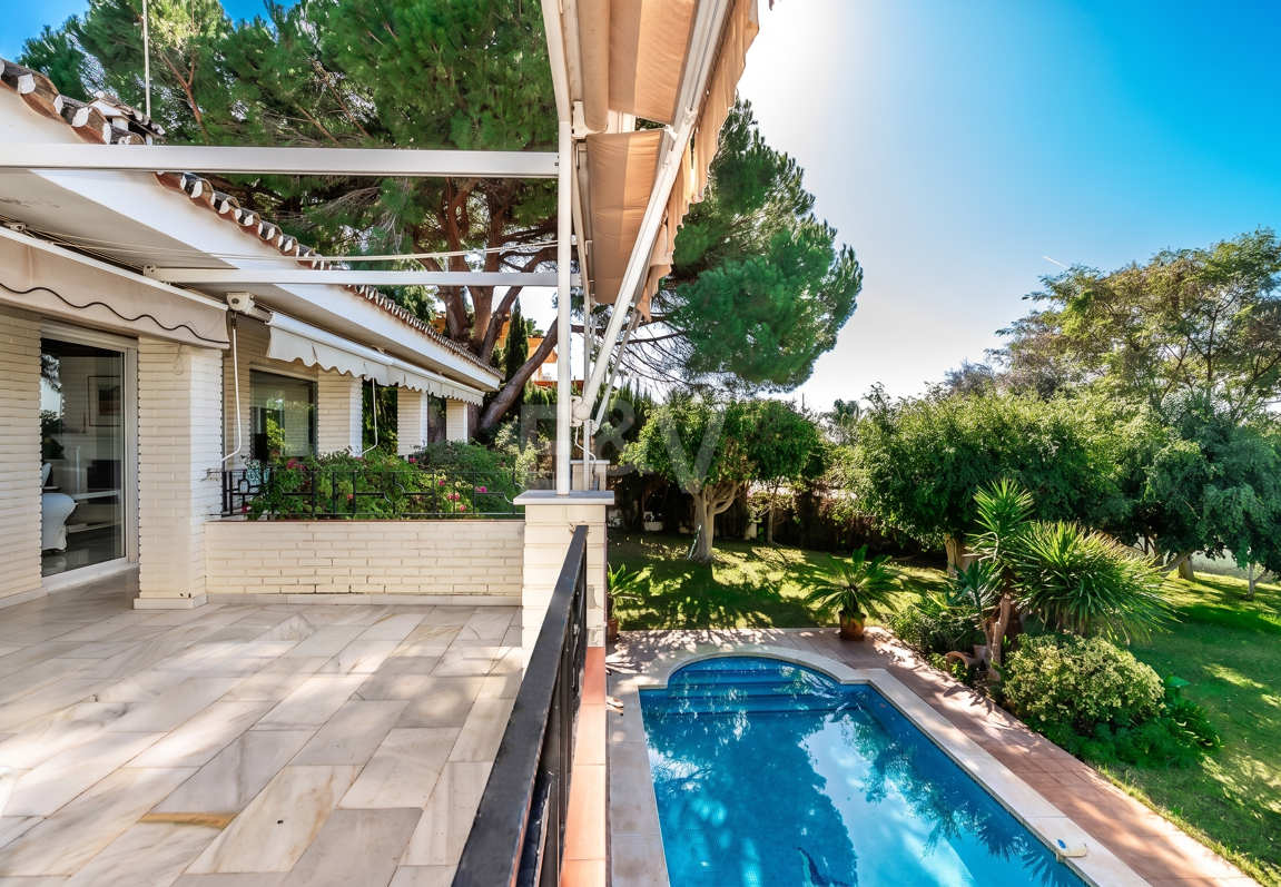 Charmig Guadalmina Traditionell familjevilla nära bekvämligheter och golf