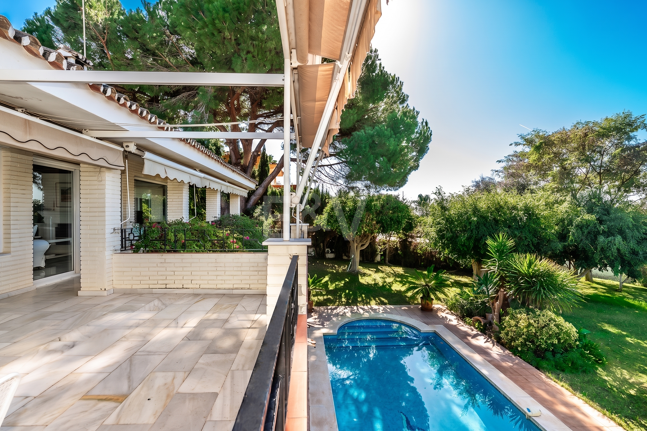 Charmig Guadalmina Traditionell familjevilla nära bekvämligheter och golf