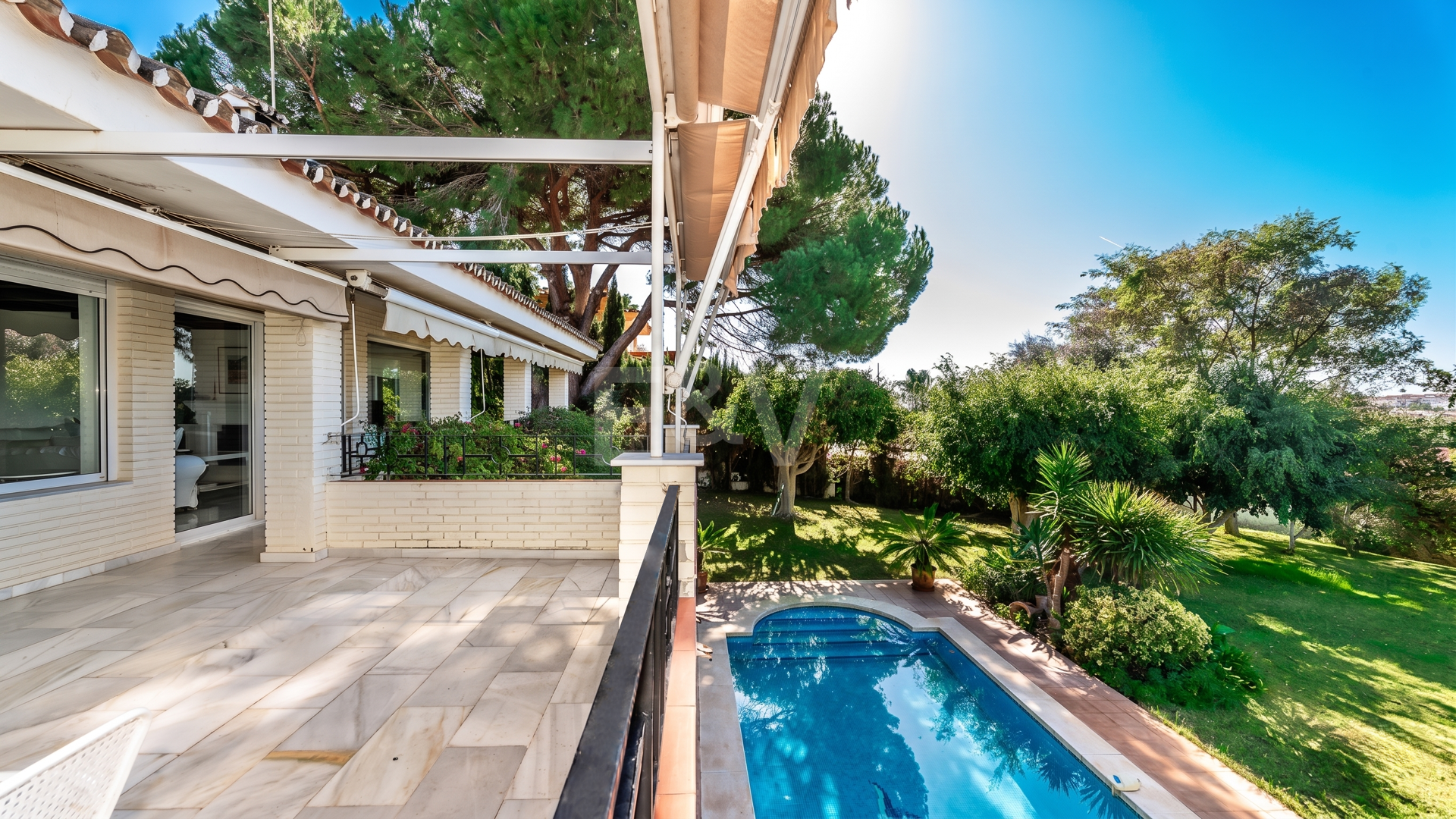 Charmig Guadalmina Traditionell familjevilla nära bekvämligheter och golf