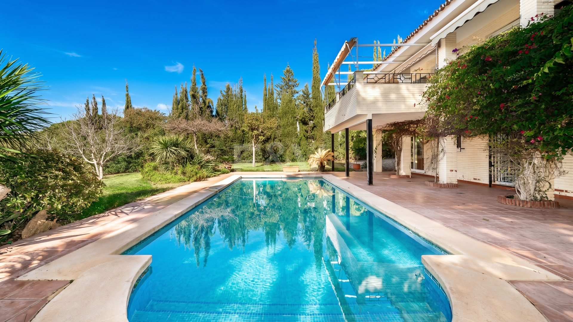 Charmig Guadalmina Traditionell familjevilla nära bekvämligheter och golf