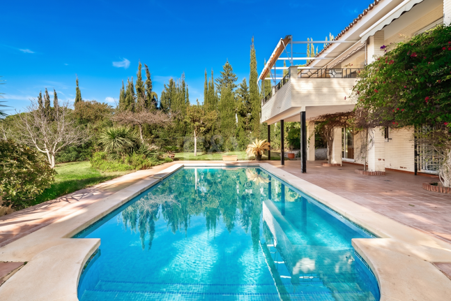 Charmig Guadalmina Traditionell familjevilla nära bekvämligheter och golf