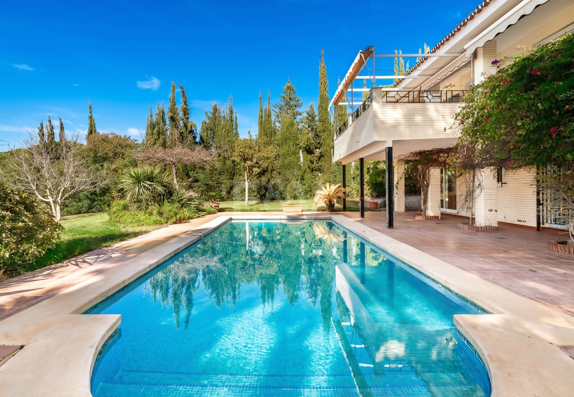 Charmig Guadalmina Traditionell familjevilla nära bekvämligheter och golf