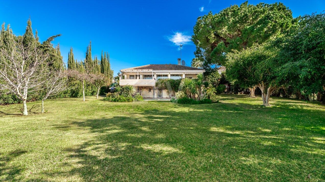 Charming Guadalmina Traditional Family Villa close to Amenities and Golf