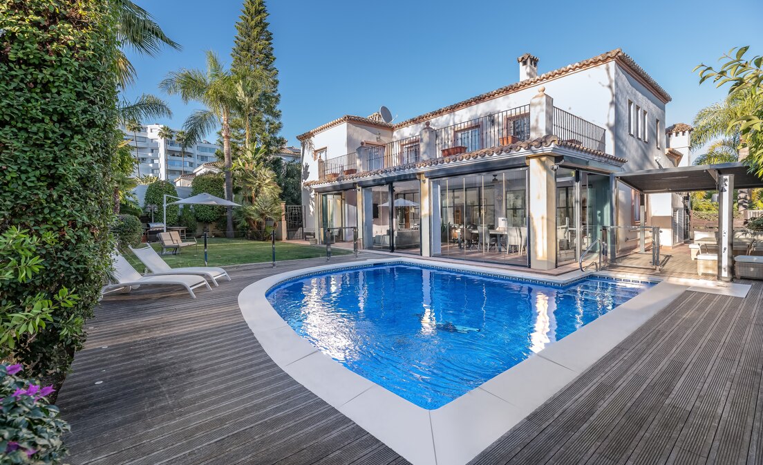 Charming Guadalmina Frontline Golf Family Villa