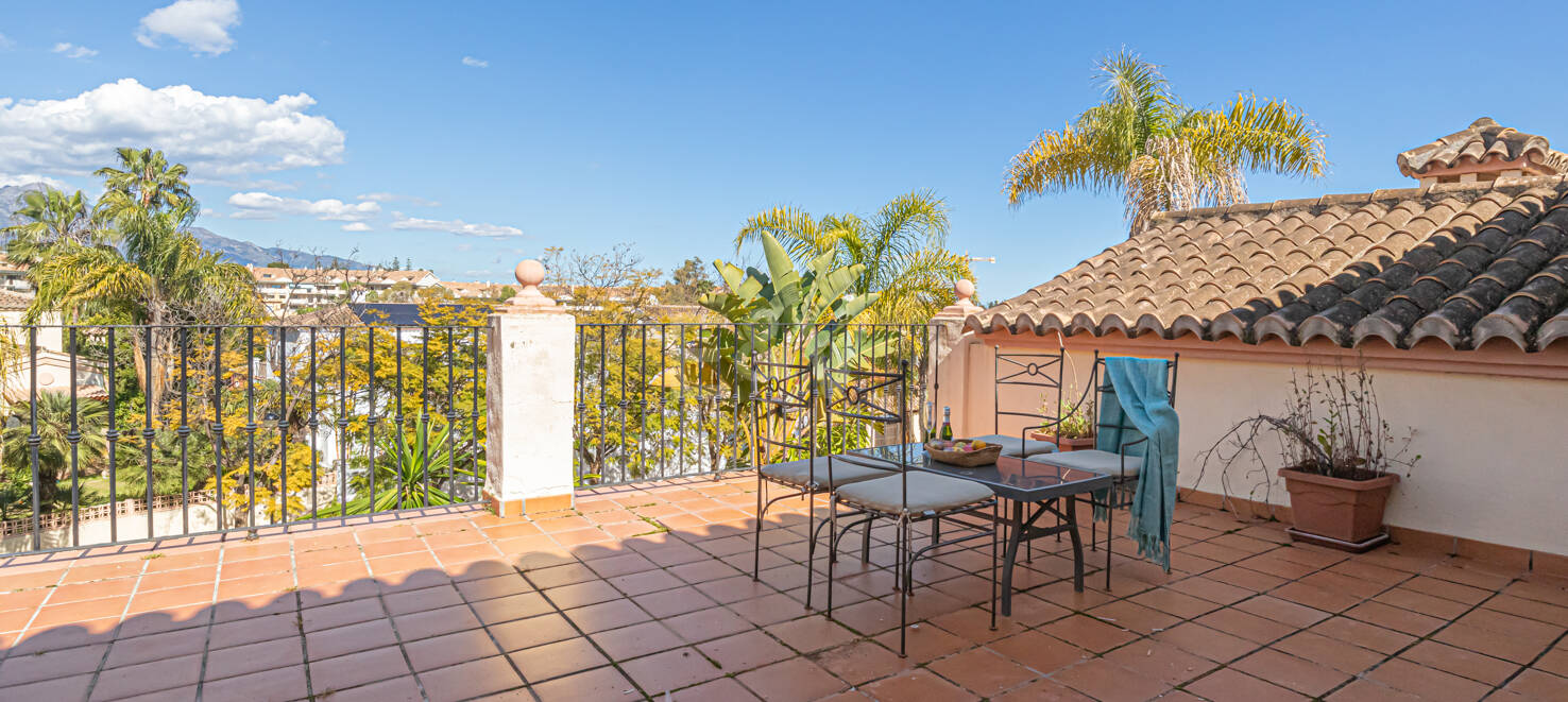 Charming Guadalmina Frontline Golf Family Villa