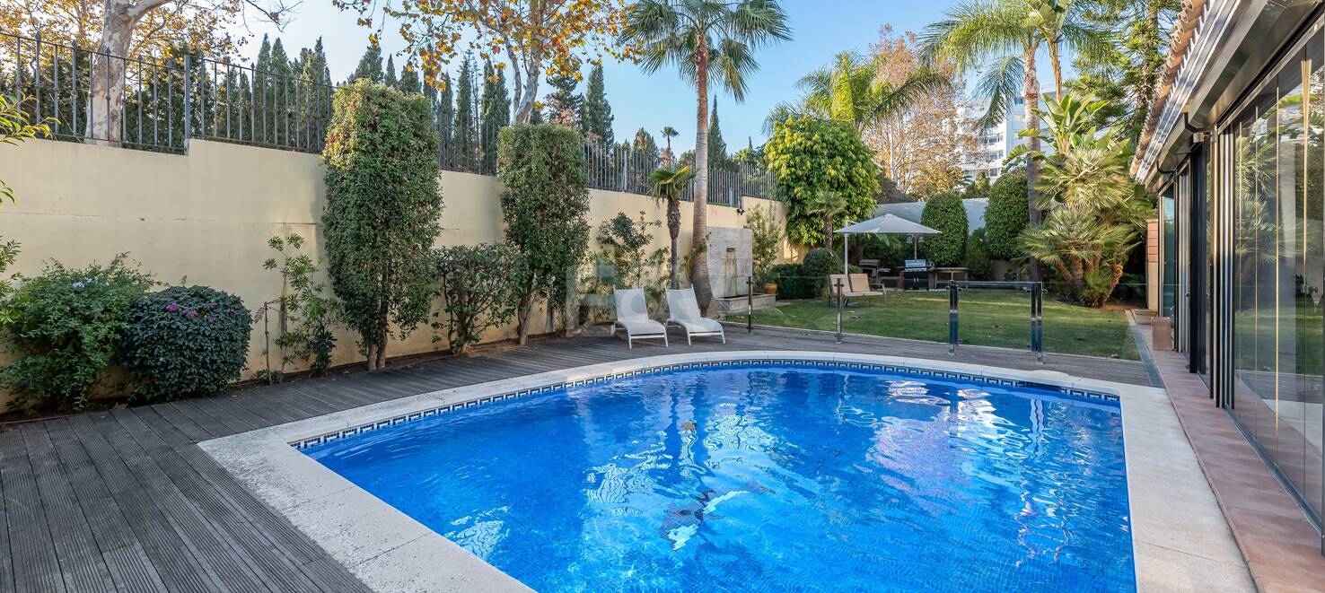 Charming Guadalmina Frontline Golf Family Villa
