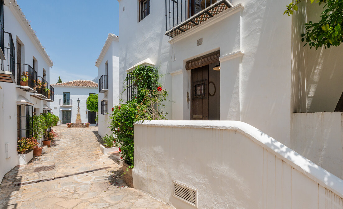 Captivating Townhouse in a Serene Community on the Golden Mile