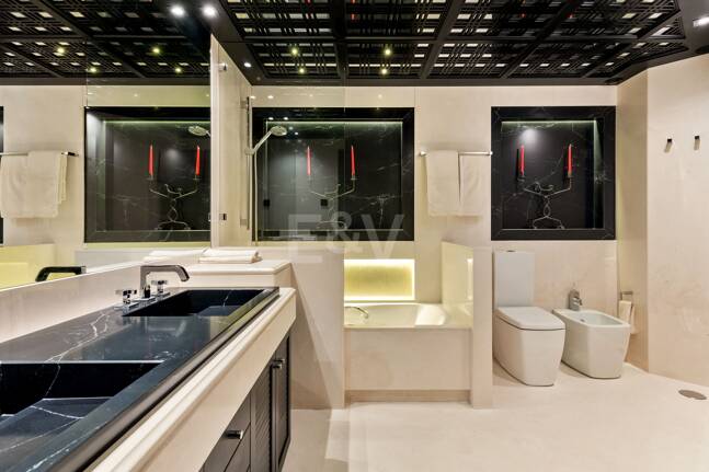 En Singular Beachfront Penthouse Villa på Marbellas Golden Mile