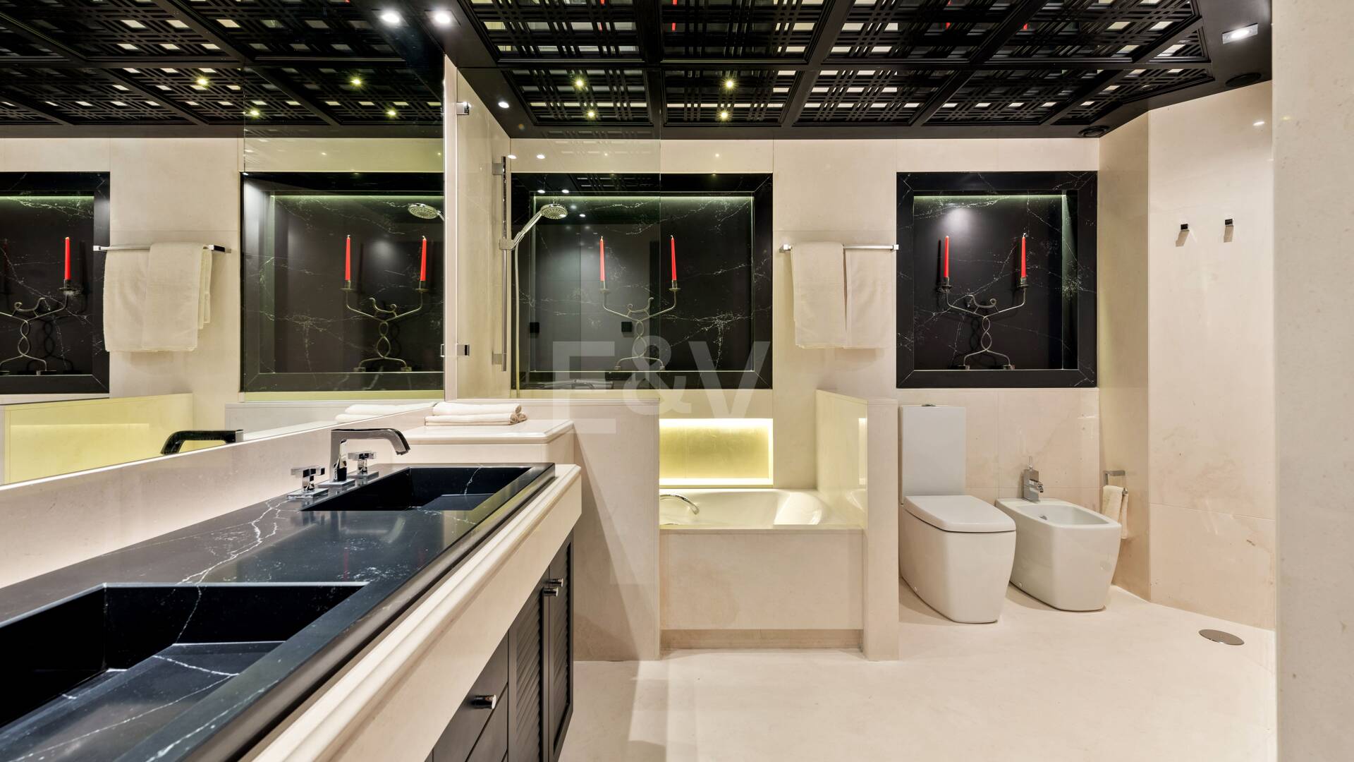 Singular ático en primera línea de playa en la exclusiva Milla de Oro de Marbella