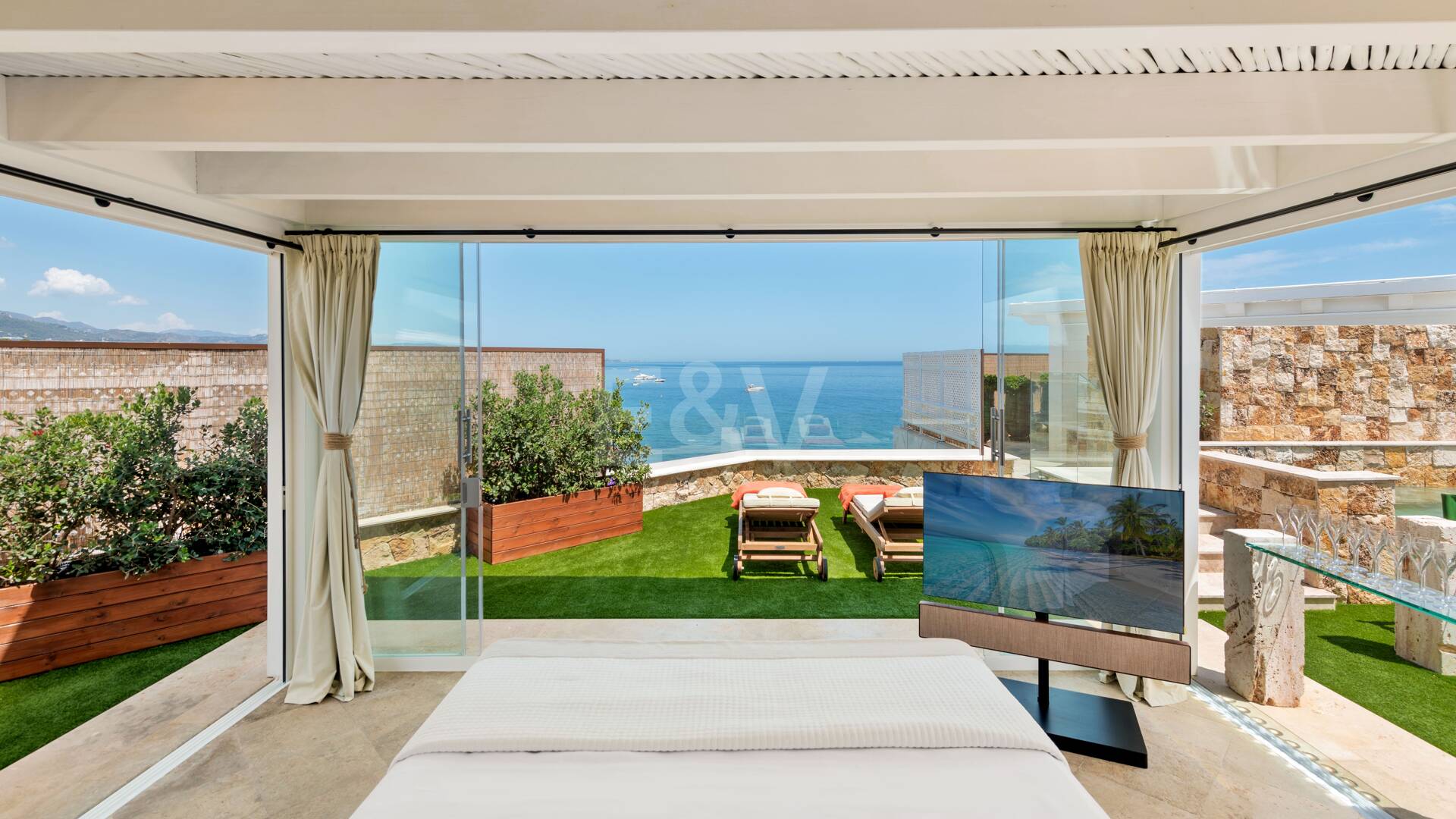 Singular ático en primera línea de playa en la exclusiva Milla de Oro de Marbella