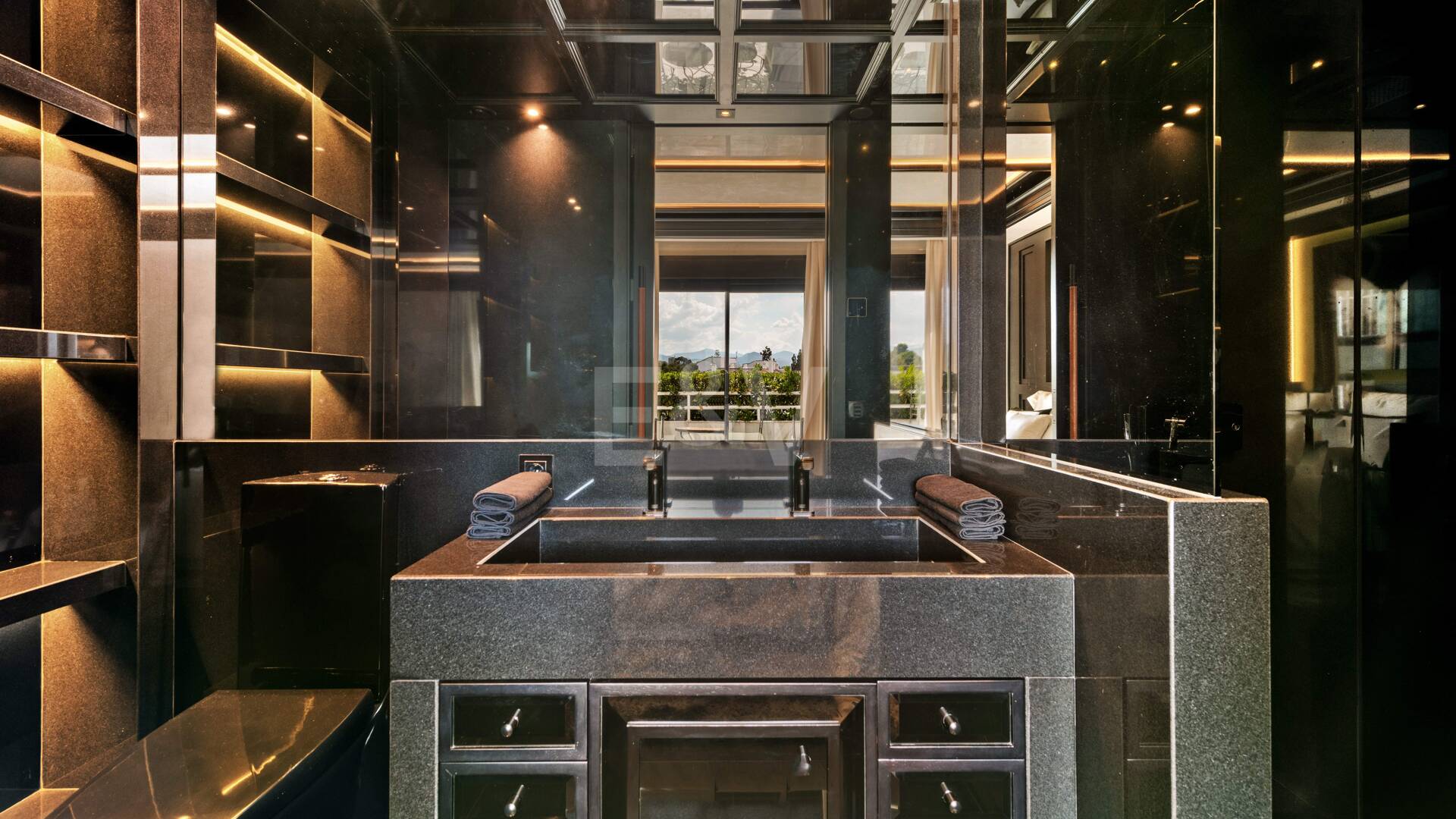 Singular ático en primera línea de playa en la exclusiva Milla de Oro de Marbella