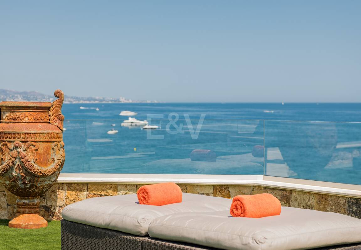 En Singular Beachfront Penthouse Villa på Marbellas Golden Mile