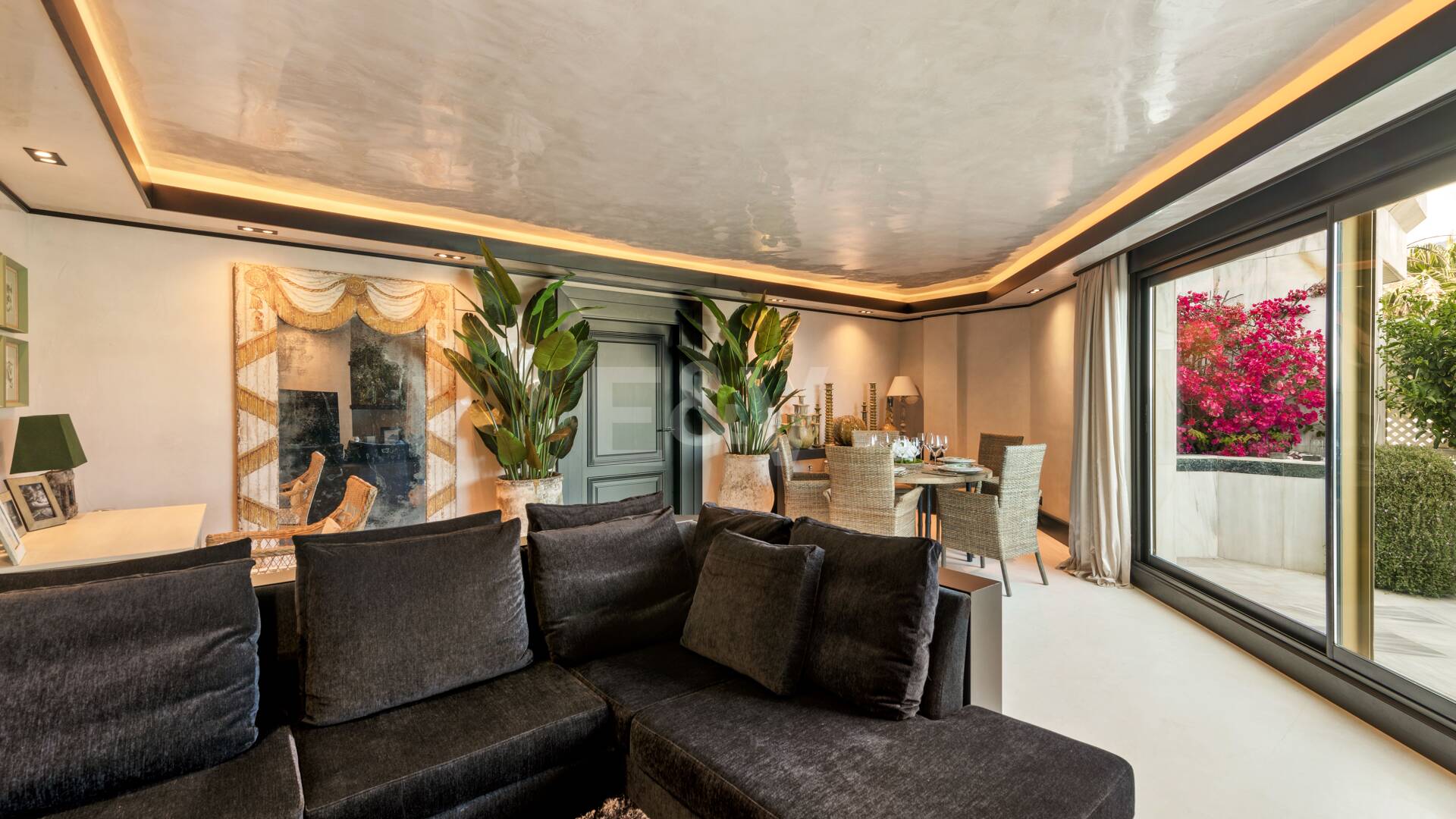 Singular ático en primera línea de playa en la exclusiva Milla de Oro de Marbella