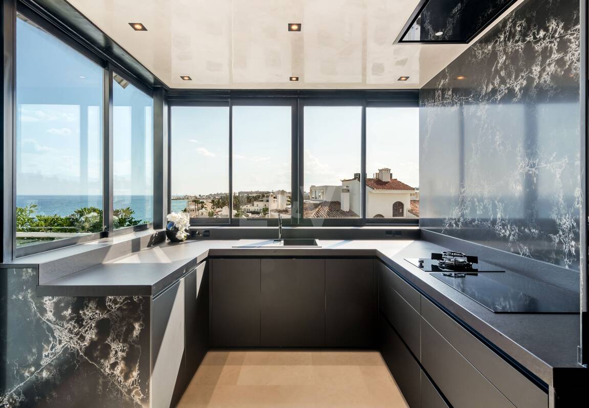 En Singular Beachfront Penthouse Villa på Marbellas Golden Mile