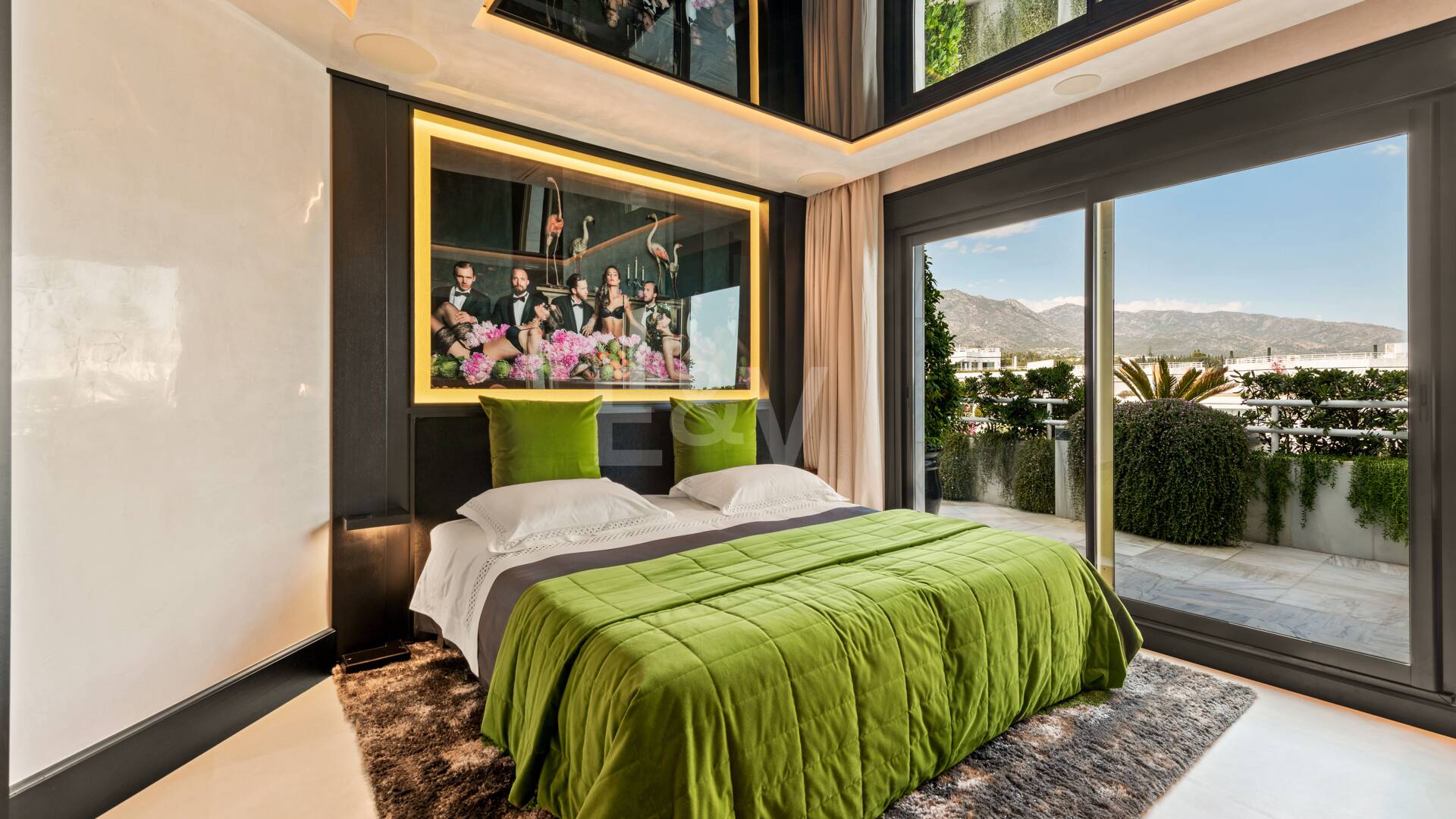 Singular ático en primera línea de playa en la exclusiva Milla de Oro de Marbella