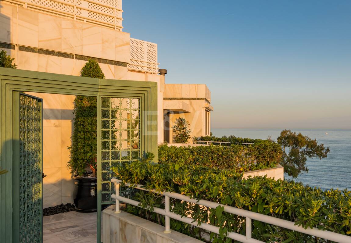 En Singular Beachfront Penthouse Villa på Marbellas Golden Mile