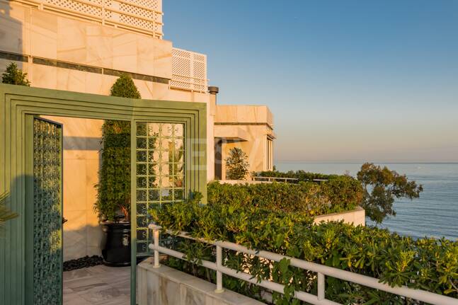 En Singular Beachfront Penthouse Villa på Marbellas Golden Mile