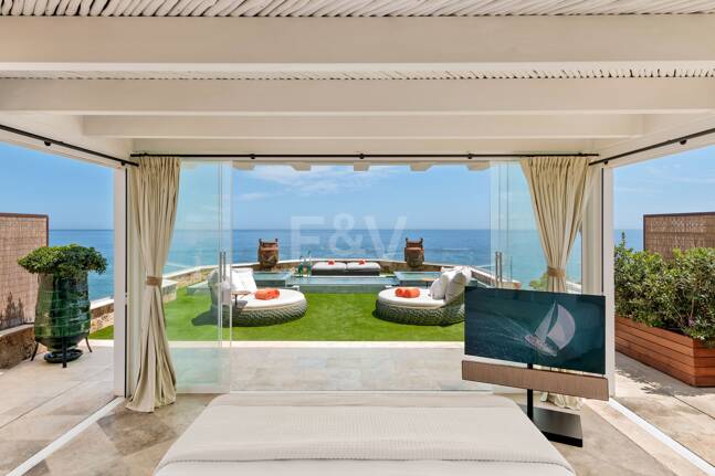 En Singular Beachfront Penthouse Villa på Marbellas Golden Mile