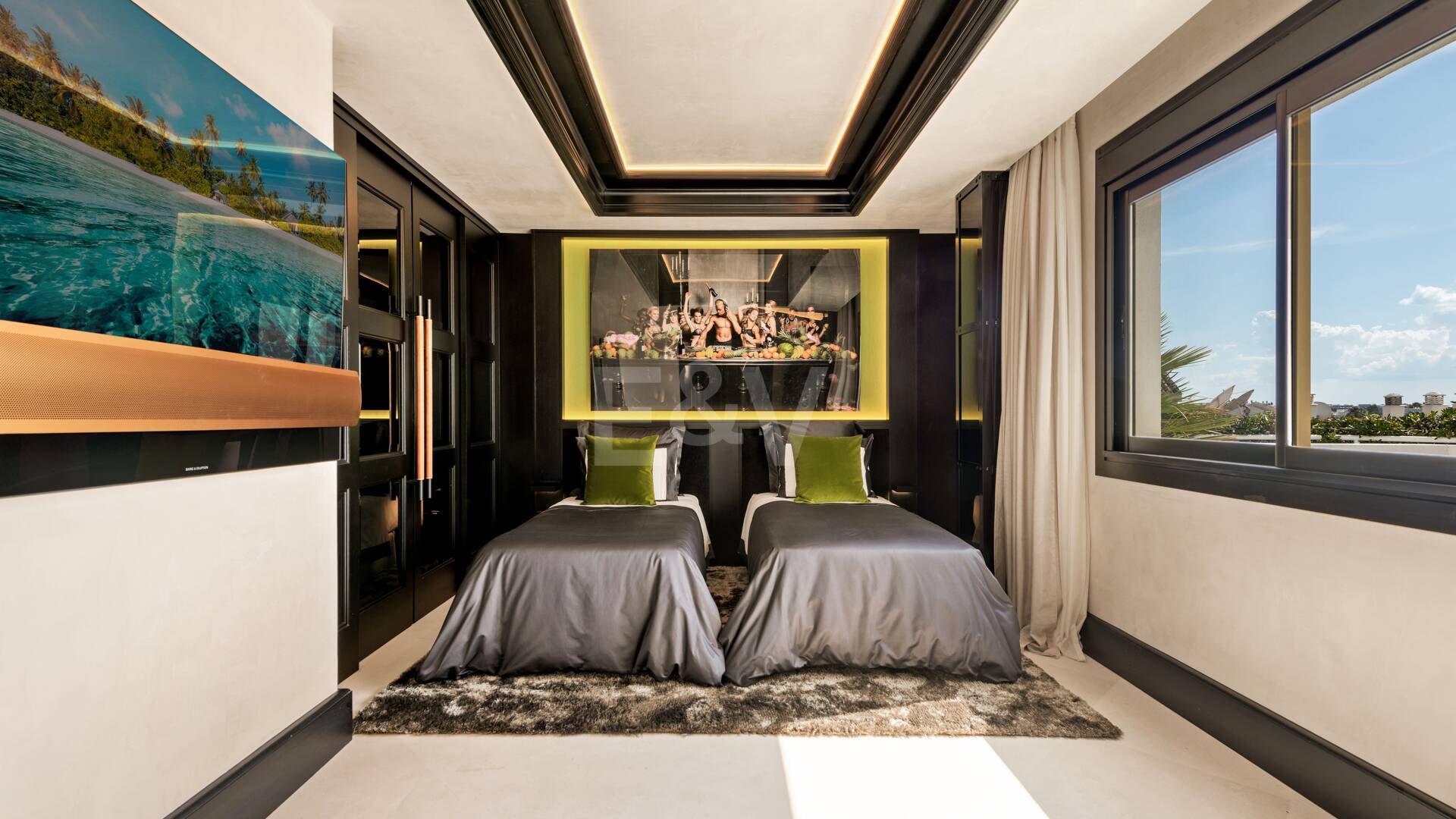 Singular ático en primera línea de playa en la exclusiva Milla de Oro de Marbella